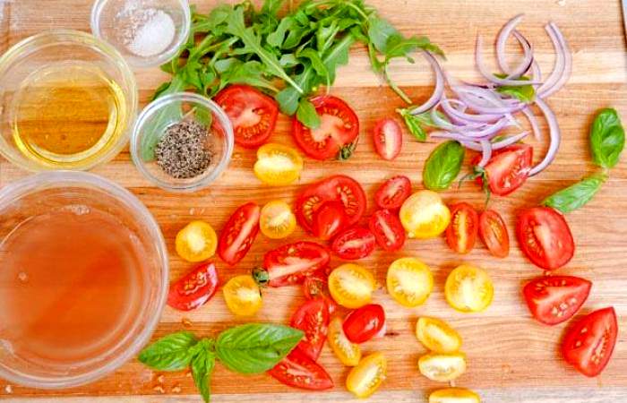 Рецепт Салат с помидорами и гренками шаг-11
