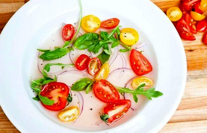 Рецепт Салат с помидорами и гренками шаг-12
