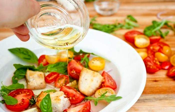 Рецепт Салат с помидорами и гренками шаг-14