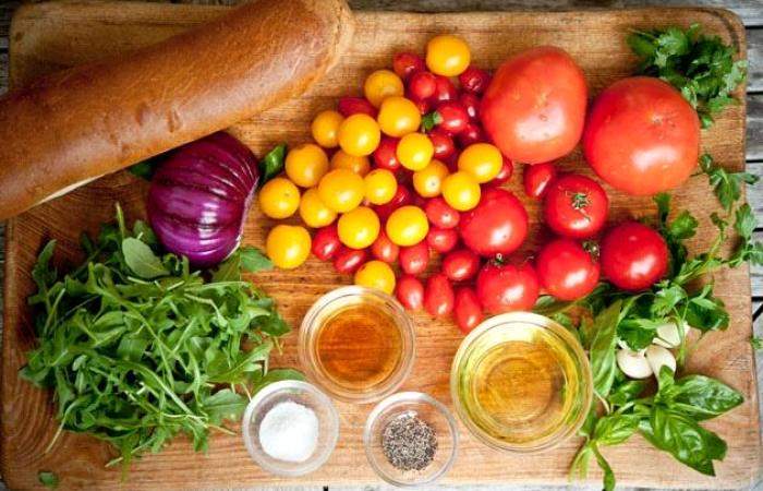 Рецепт Салат с помидорами и гренками шаг-1