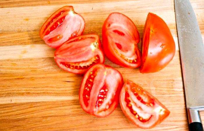 Рецепт Салат с помидорами и гренками  шаг-2