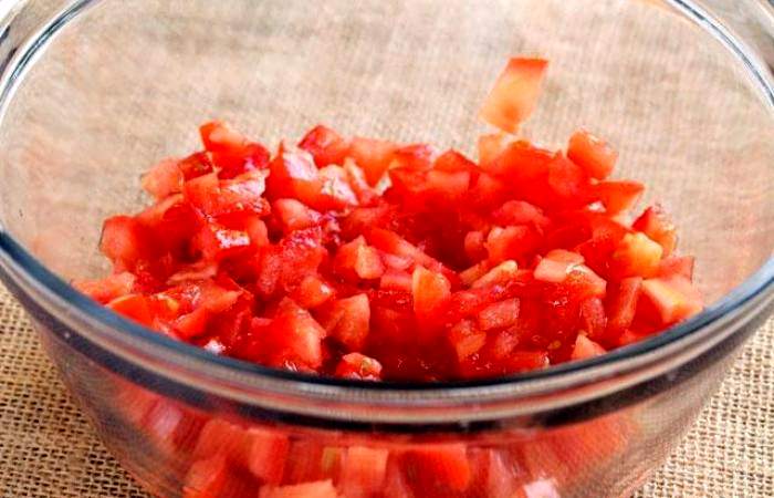 Рецепт Салат с помидорами и острым перцем  шаг-2