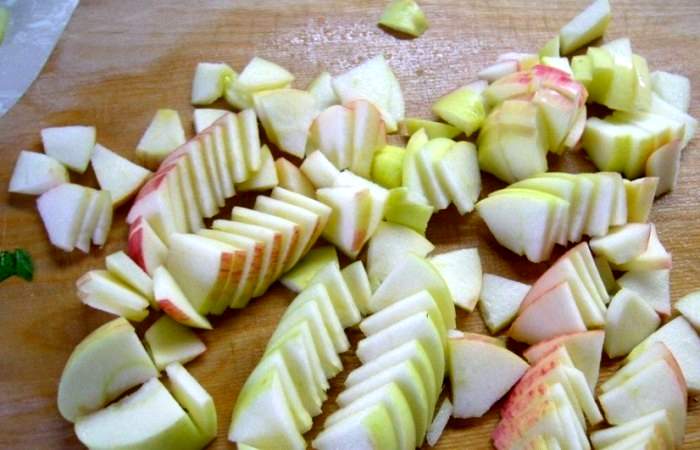 Рецепт Салат с помидорами и яблоками  шаг-2