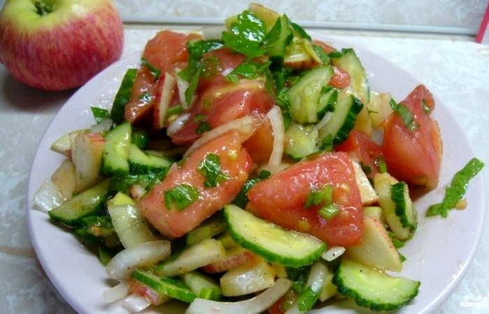 Рецепт Салат с помидорами и яблоками  шаг-4