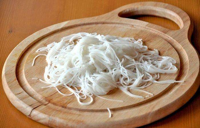 Рецепт Салат с рисовой лапшой и мясом шаг-3