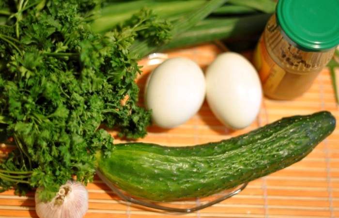Рецепт Салат с с зеленым луком, огурцом и яйцами шаг-1