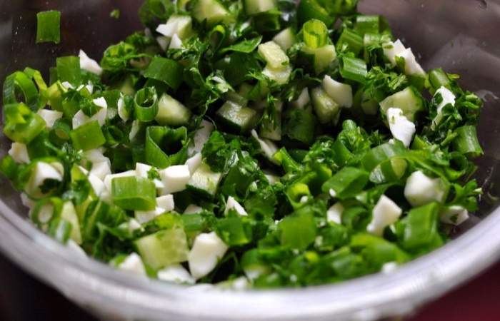 Рецепт Салат с с зеленым луком, огурцом и яйцами  шаг-2