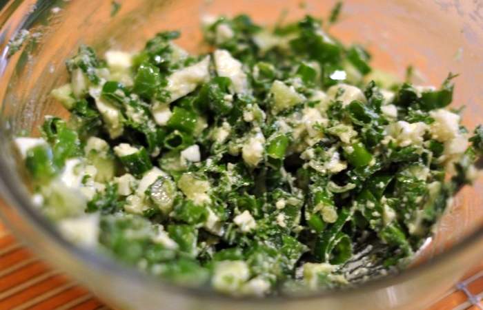 Рецепт Салат с с зеленым луком, огурцом и яйцами  шаг-4