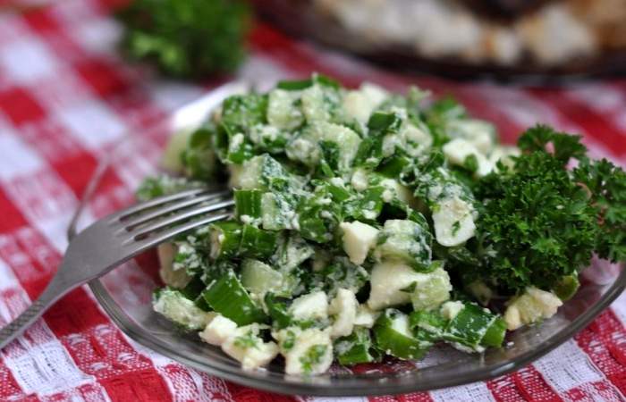 Рецепт Салат с с зеленым луком, огурцом и яйцами шаг-5