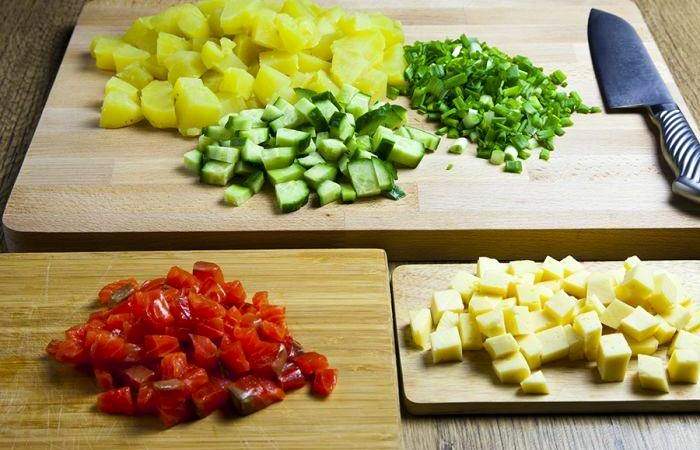 Рецепт Салат с семгой, картофелем и сыром  шаг-2