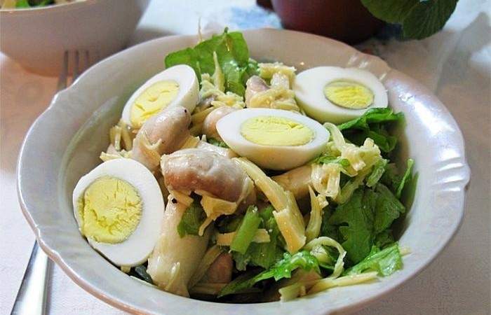 Рецепт Салат с шампиньонами, сыром и яйцами шаг-3