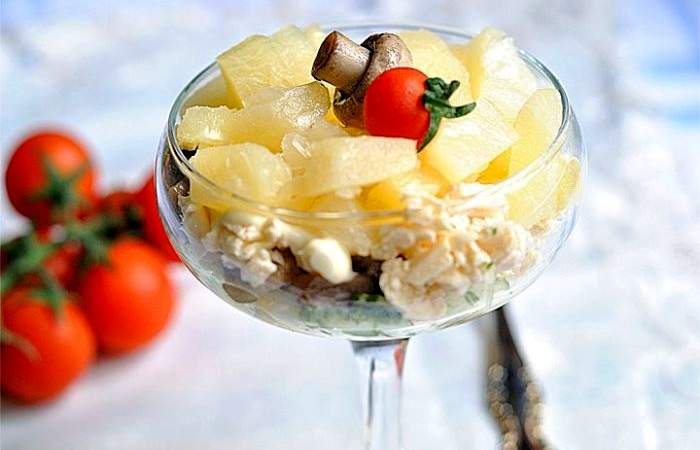 Рецепт Салат с шампиньонами и консервированными ананасами шаг-7