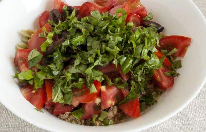 Рецепт Салат с тунцом и макаронами шаг-6