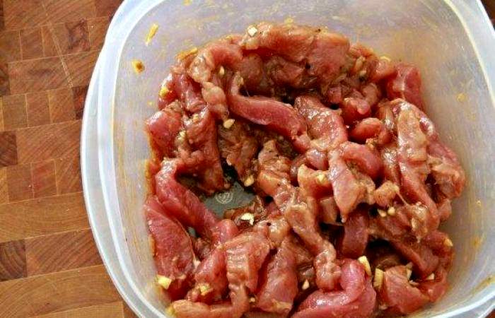 Рецепт Салат со свининой и грибами  шаг-2