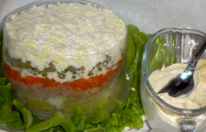 Рецепт Слоеный салат из печени трески с овощами шаг-11