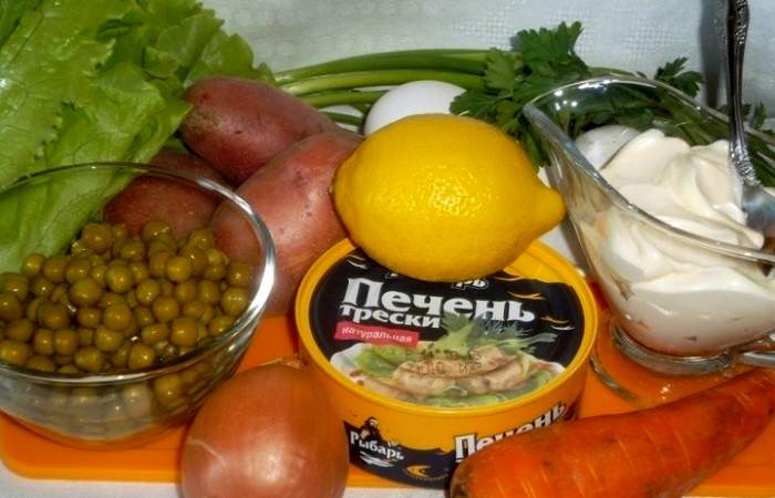 Рецепт Слоеный салат из печени трески с овощами шаг-1