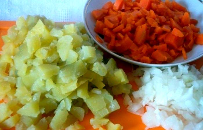 Рецепт Слоеный салат из печени трески с овощами  шаг-4