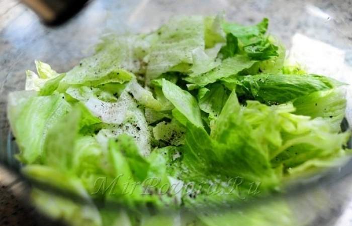 Рецепт Слоеный салат с беконом и овощами шаг-1