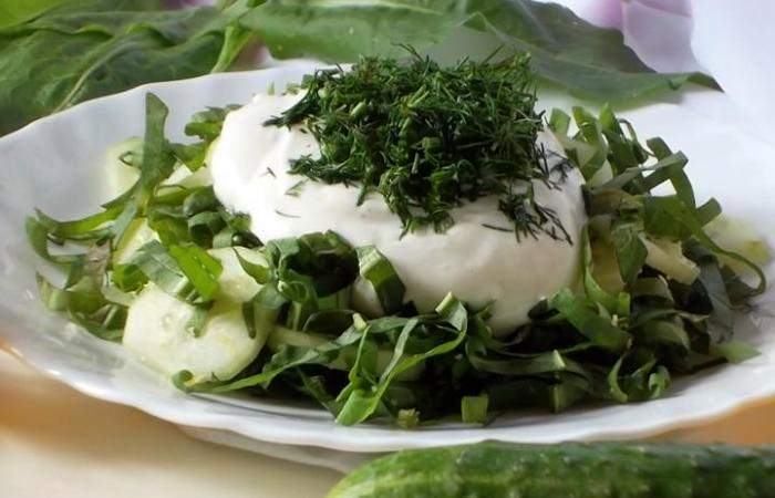Рецепт Свежий салат из щавеля с огурцами шаг-9