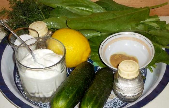 Рецепт Свежий салат из щавеля с огурцами шаг-1