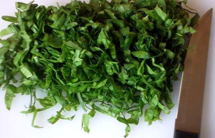 Рецепт Свежий салат из щавеля с огурцами шаг-3