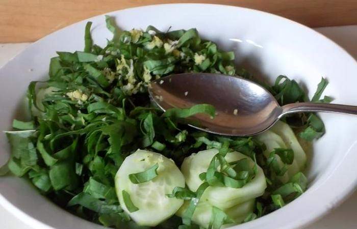 Рецепт Свежий салат из щавеля с огурцами шаг-5