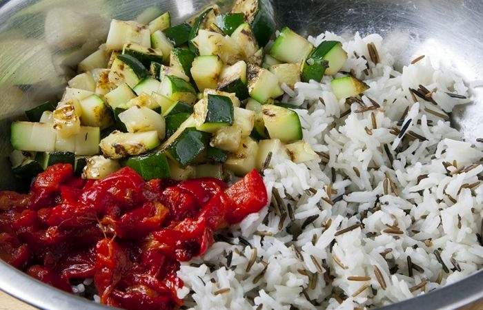 Рецепт Теплый салат с рисом, овощами и креветками  шаг-4