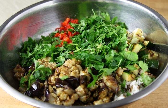 Рецепт Теплый салат с рисом, овощами и креветками шаг-5