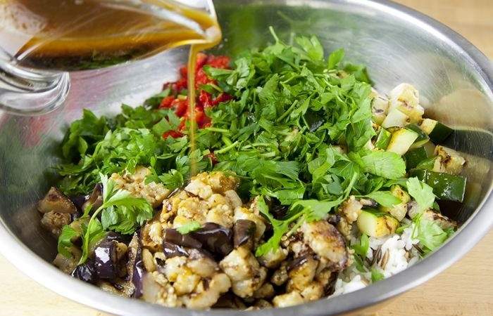 Рецепт Теплый салат с рисом, овощами и креветками шаг-6