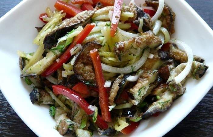 Рецепт Вкусный салат из баклажанов шаг-10