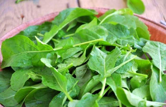 Рецепт Зеленый салат с семгой, огурцами и горошком шаг-1