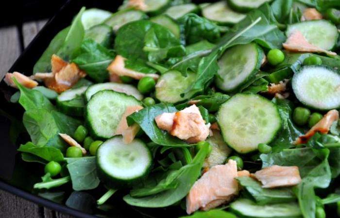 Рецепт Зеленый салат с семгой, огурцами и горошком  шаг-2