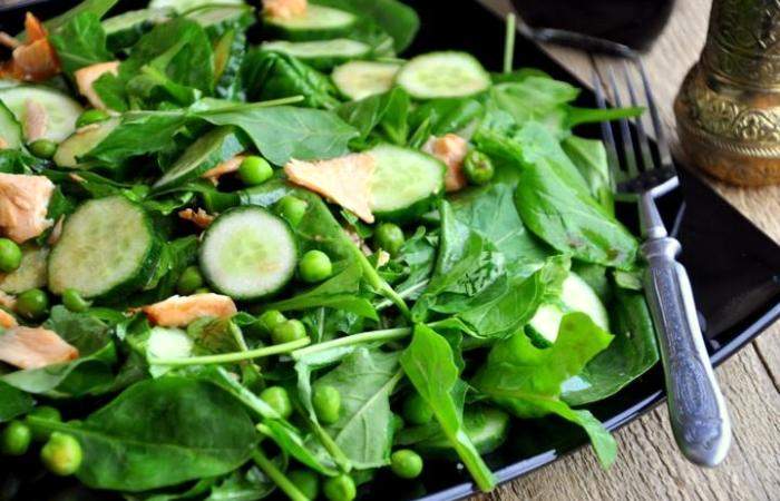 Рецепт Зеленый салат с семгой, огурцами и горошком шаг-3