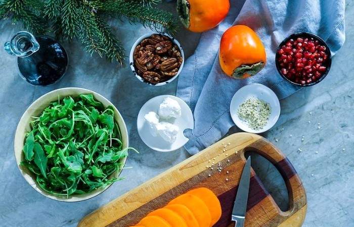 Рецепт Зимний салат с хурмой, гранатом и сыром шаг-1