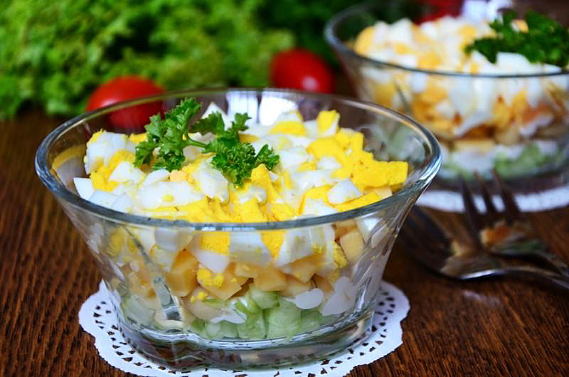 Салат с консервированными шампиньонами. Салат с маринованными шампиньонами. Салат с шампиньонами Маринова. Салат с маринованными шампиньонами и сыром. Салат с шампиньонами Маринов.