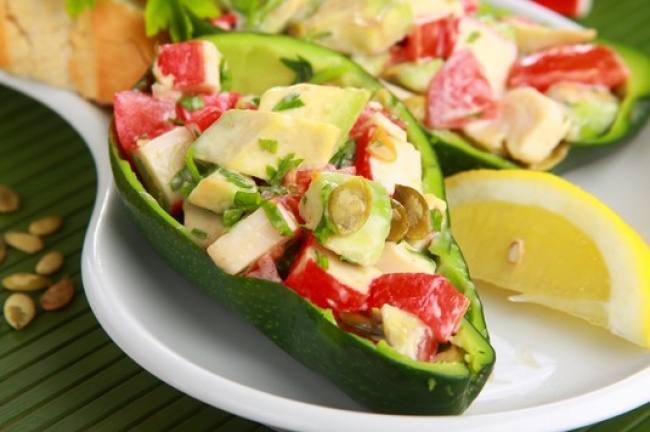 Крабовый салат с жареным перцем и авокадо