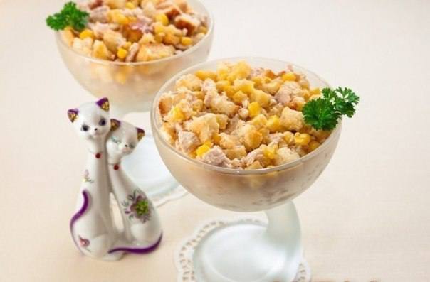 Рецепт Салат с сухариками, куриным филе, сыром и кукурузой Готовим Салаты Салат с сухариками, куриным филе, сыром и кукурузой