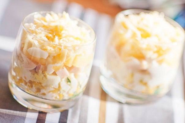 Рецепт Слоеный салат с ветчиной, кукурузой, сыром и ананасами Готовим Салаты Слоеный салат с ветчиной, кукурузой, сыром и ананасами