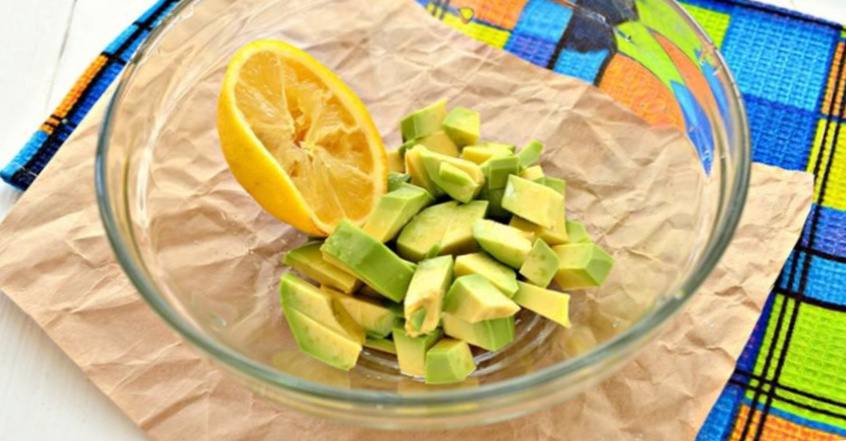 Рецепт Быстрый салат с авокадо и ананасом шаг-1