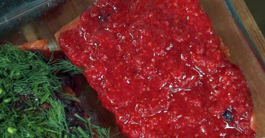 Рецепт Форель, маринованная в ягодах, и арбузный салат шаг-1