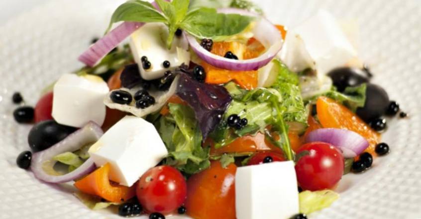 Рецепт Греческий салат с бальзамическим жемчугом шаг-7