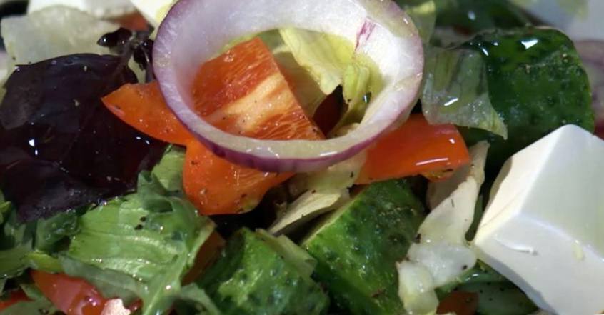 Рецепт Греческий салат с бальзамическим жемчугом шаг-6