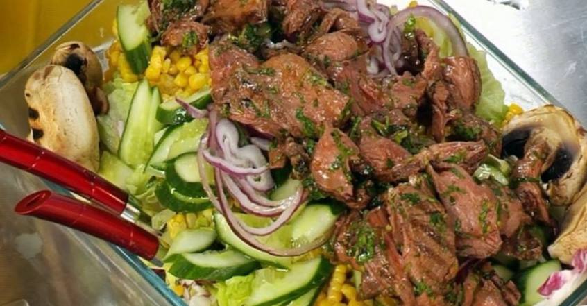 Рецепт Гриль-салат с говядиной, шампиньонами и свежей кукурузой шаг-6