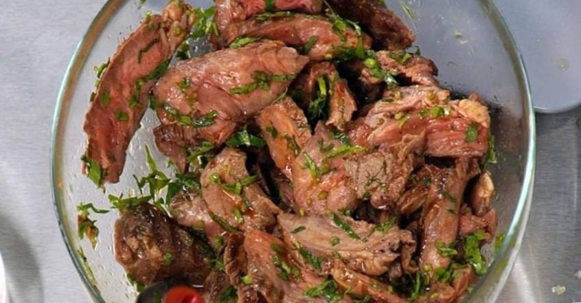 Рецепт Гриль-салат с говядиной, шампиньонами и свежей кукурузой  шаг-2
