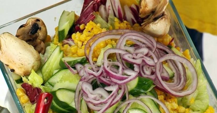 Рецепт Гриль-салат с говядиной, шампиньонами и свежей кукурузой шаг-5