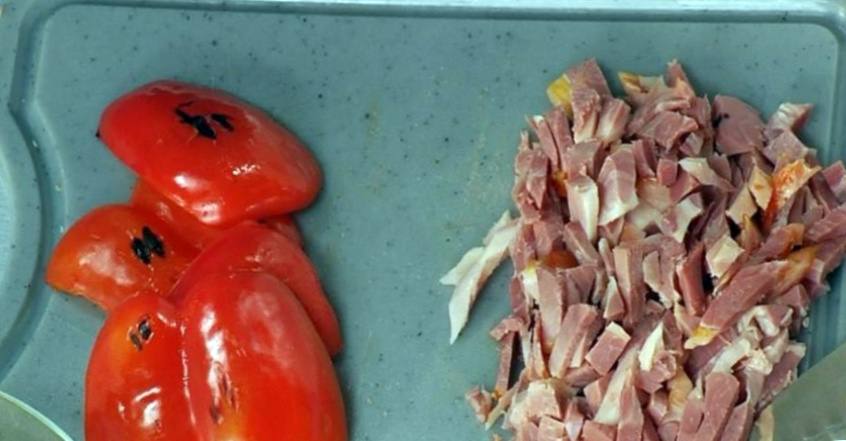 Рецепт Итальянский салат с пастой, паприкой и копченым свиным окороком  шаг-2