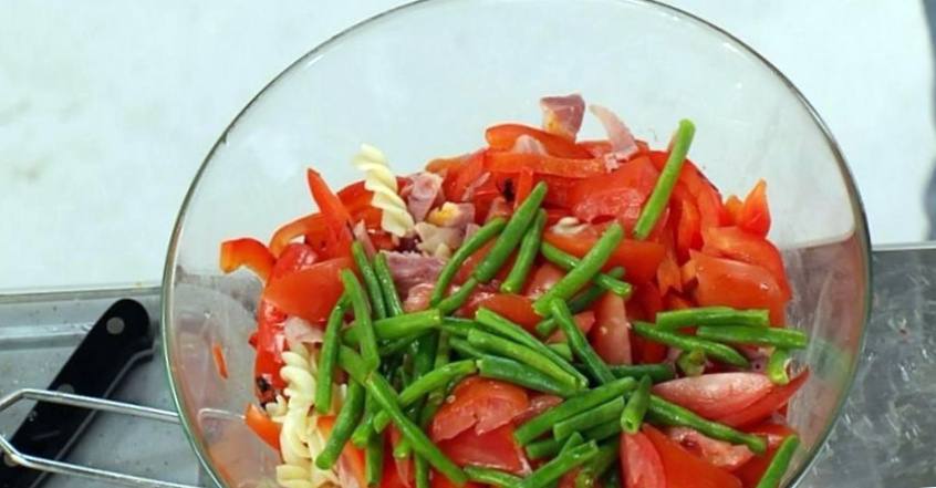 Рецепт Итальянский салат с пастой, паприкой и копченым свиным окороком шаг-3