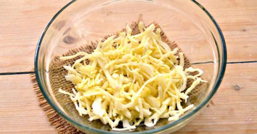 Рецепт Капустный салат с крабовыми палочками и кукурузой шаг-1