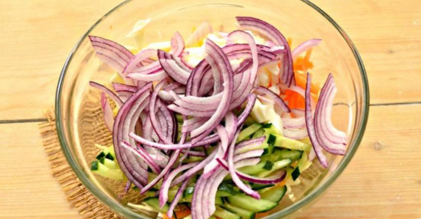 Рецепт Капустный салат с крабовыми палочками и кукурузой  шаг-2