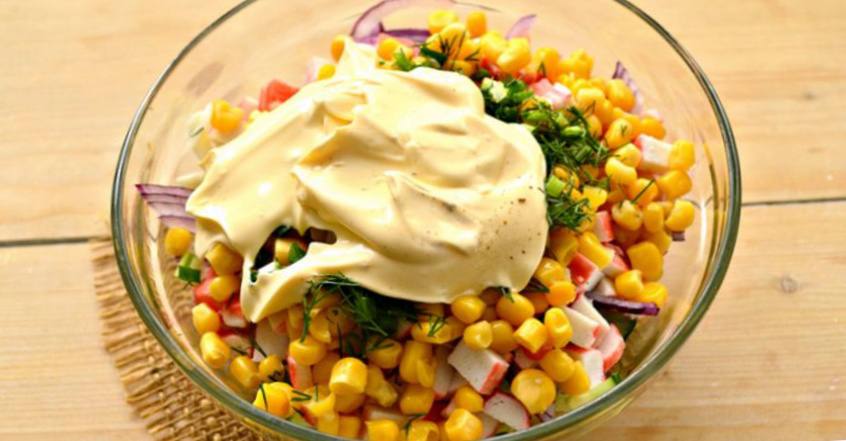 Рецепт Капустный салат с крабовыми палочками и кукурузой шаг-5